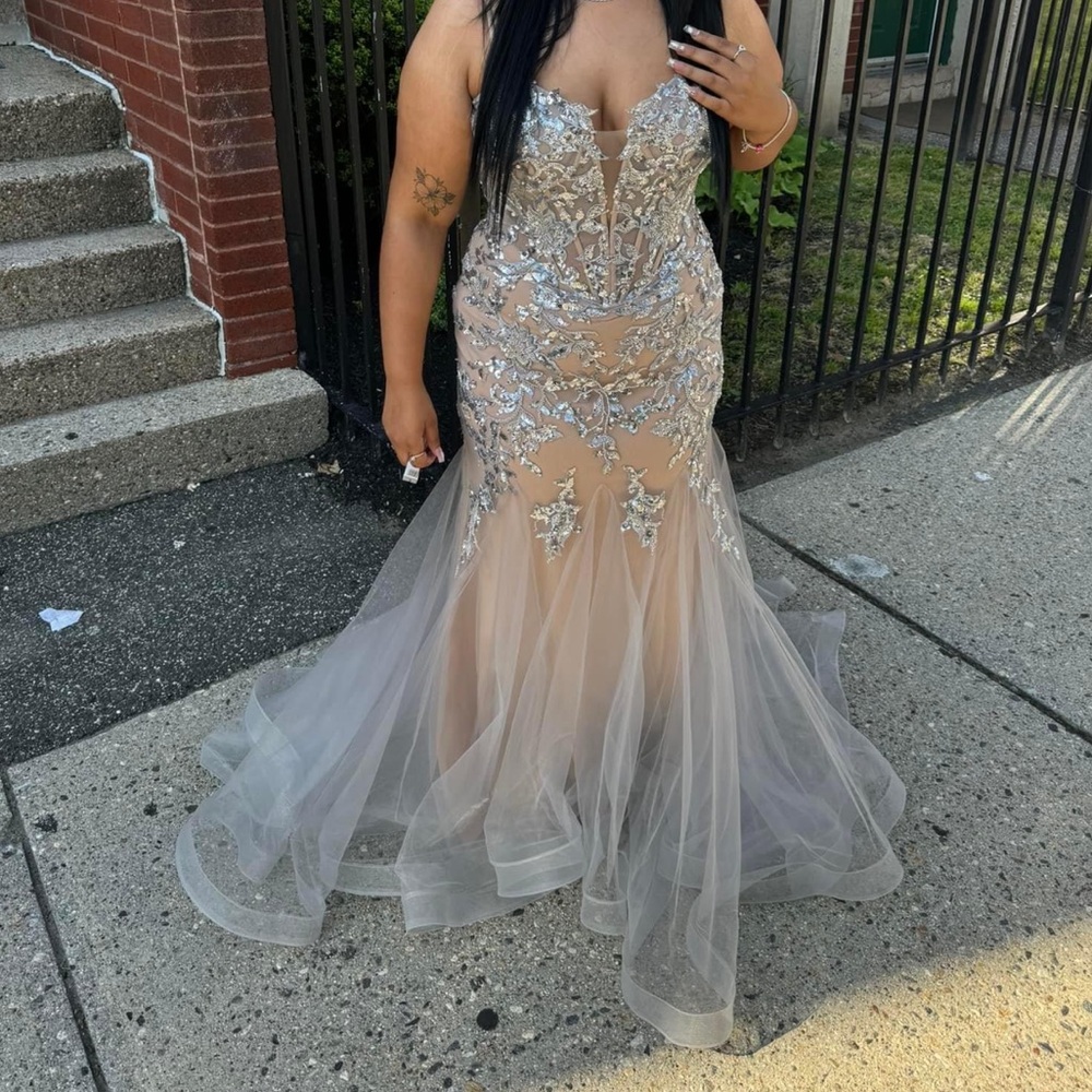 Hi! I’m selling my Prom dress, i only wore it once.